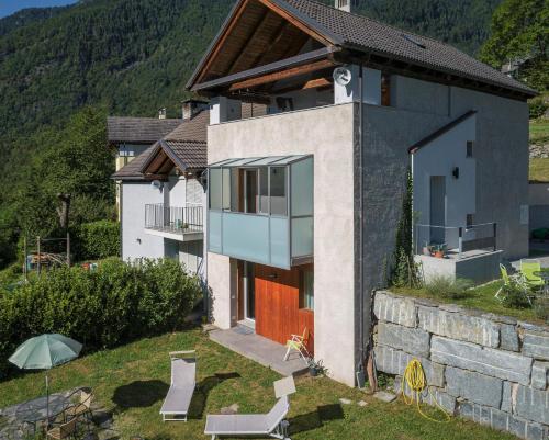Maison 4 jardin - Casa design ai margini del bosco in Crodo