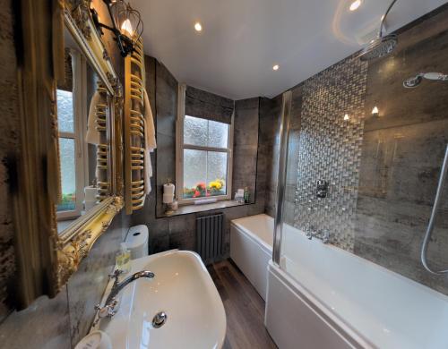Deluxe King Room image 3
