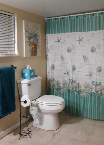 Bathroom, Nana's Cheerful cottage in June Park (FL)