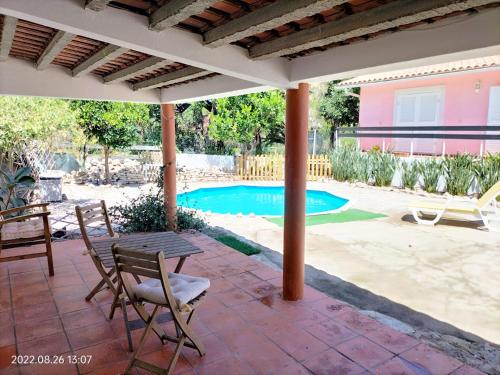 Suite in a rustic house with swimming pool