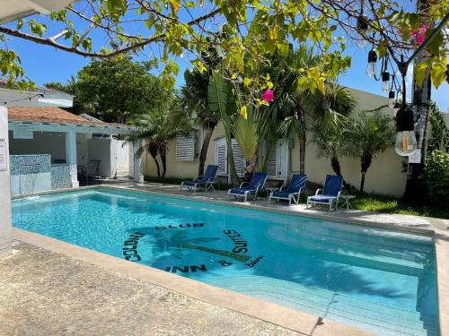 Colony Club Inn & Suites