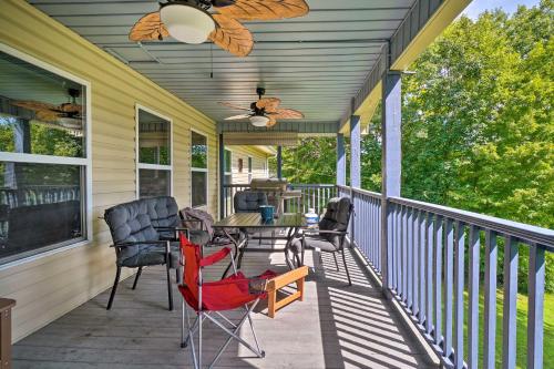 Caryville Home with Dock, Steps to Norris Lake! in 加利威爾