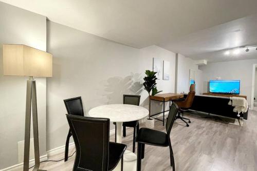 . ✰ Modern Live Work, Wonderland Vaughan Mills 2bdrm