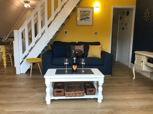 Foxes Sea Side Retreat Deluxe Chalet is a lovely holiday home tucked away on the Kent Coast 4