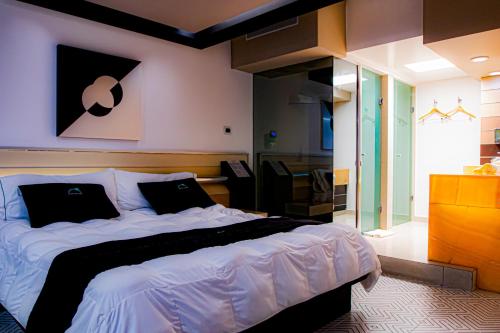 1 king bed, 1 sofa bed