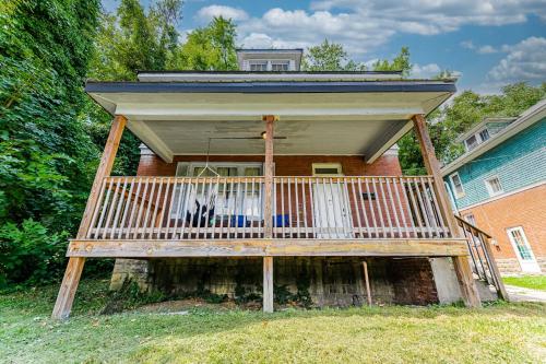 Awesome House, 5 minutes to DT, 2 miles to Stadium and Ruby Memorial! in Morgantown, USA