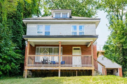 Awesome House, 5 minutes to DT, 2 miles to Stadium and Ruby Memorial! in Morgantown, USA