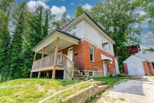 Awesome House, 5 minutes to DT, 2 miles to Stadium and Ruby Memorial! in Morgantown, USA