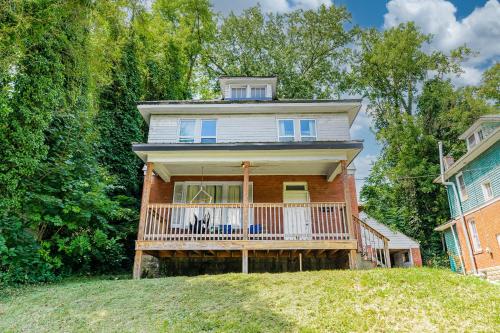 Awesome House, 5 minutes to DT, 2 miles to Stadium and Ruby Memorial! in Morgantown, USA