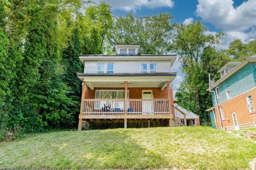 Awesome House, 5 minutes to DT, 2 miles to Stadium and Ruby Memorial! in Morgantown, USA