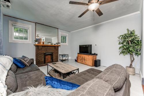 Awesome House, 5 minutes to DT, 2 miles to Stadium and Ruby Memorial! in Morgantown, USA