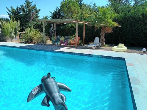 Chalet banane devant piscine, a 6km du festival de piano de la roque d'anthéron