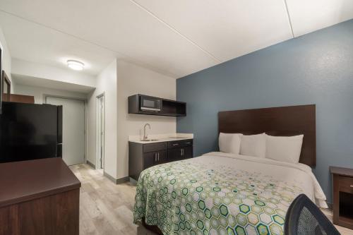 HomeTowne Studios by Red Roof San Antonio - SeaWorld Northwest in San Antonio, USA