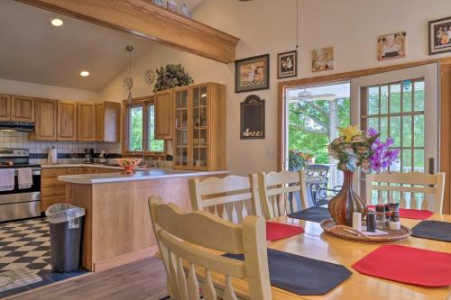 Charming Hanoverton Cottage on Guilford Lake! in Lisbon, USA