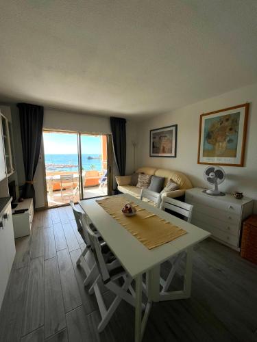 Appartement avec vue mer et piscine - Tap to explore photos