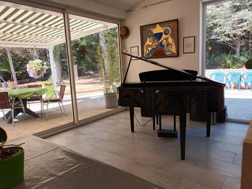 Chambres tomate, dans maison avec petit escalier et Stanna, à 6km du festival de piano de la roque d'anthéron