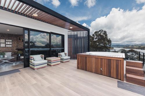 Shared lounge/TV area, Luxe Cabanas in Guatape