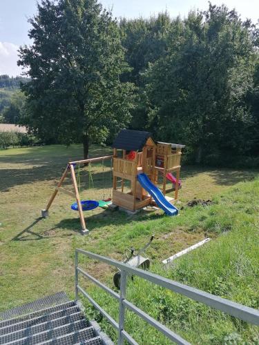 Ferienwohnung Schuhmann mit Wintergarten und Garten Therme Aquapulco und IKUNA Erlebnispark, ZOO Schmiding 20 min mit Auto entfernt AB 3 NÄCHTE BUCHBAR