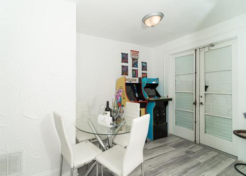 Bike to Beach-Spacious With Patio BBQ & Game Room Pet-Friendly in Hallandale Beach, USA
