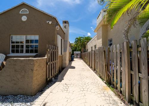 Bike to Beach-Spacious With Patio BBQ & Game Room Pet-Friendly in Hallandale Beach, USA