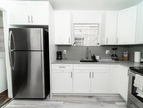 Bike to Beach-Spacious With Patio BBQ & Game Room Pet-Friendly in Hallandale Beach, USA