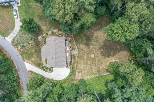 BRAND NEW 10 Min to Downtown and Private HOT TUB and Arcade in Asheville, USA