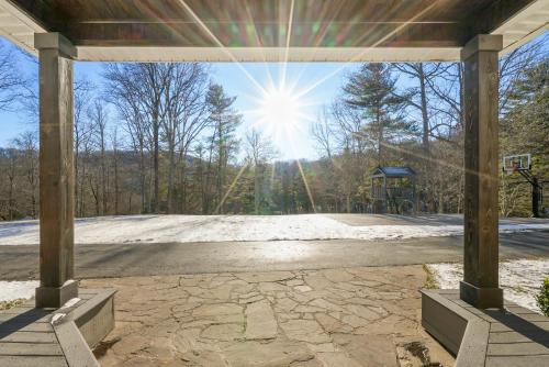 Secluded Luxury Home with Pool and Hot Tub in ASHEVILLE 15 min to Downtown