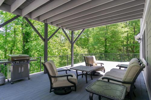 Secluded Luxury Home with Pool and Hot Tub in ASHEVILLE 15 min to Downtown