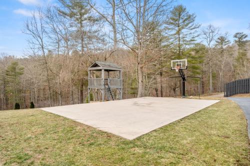 Secluded Luxury Home with Pool and Hot Tub in ASHEVILLE 15 min to Downtown