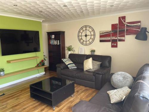 5 Bedroom House by monishortlets