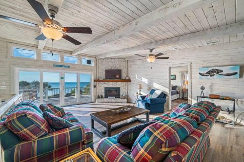 Breathtaking Waterfront Crystal Beach Getaway! in Palm Harbor