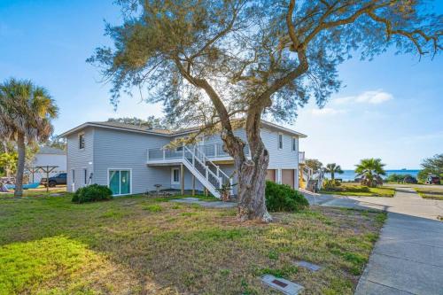 Breathtaking Waterfront Crystal Beach Getaway!