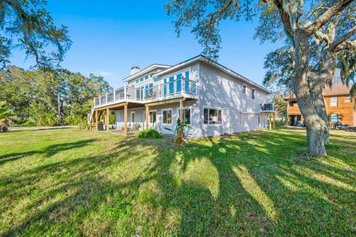 Breathtaking Waterfront Crystal Beach Getaway!