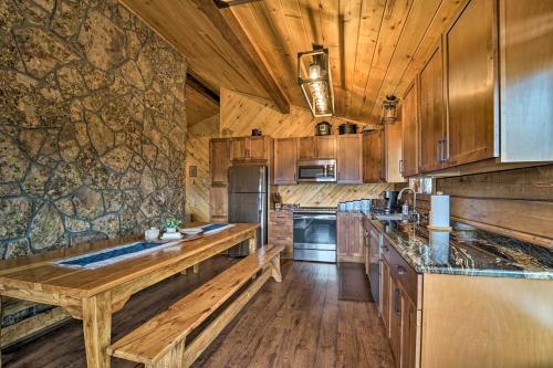 Sprawling Mountain-View Cabin 5 Mi to Mesa Verde in เมซาเวอร์เด(CO)