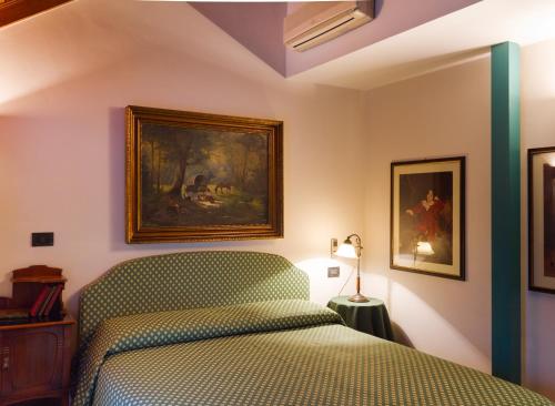 1 queen bed, 2 sofa beds, 1 futon bed