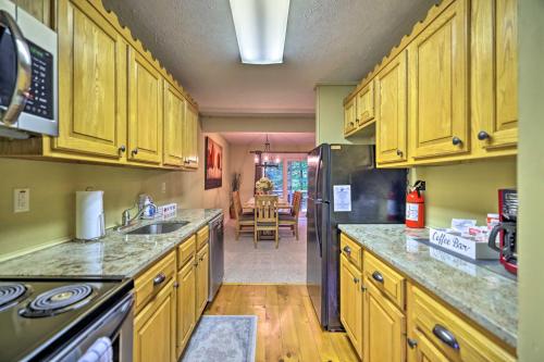Lake Harmony Townhome with Grill - Walk to Slopes! in Lake Harmony, USA