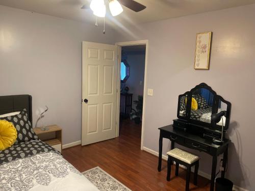 Cute 2-BRM Walkout apt with pool table and theater