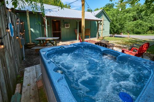 Steps from Downtown Pigeon Forge Parkway + Private Hottub and firepit - Wifi - Firefly Bungalows - Apartment - Pigeon Forge