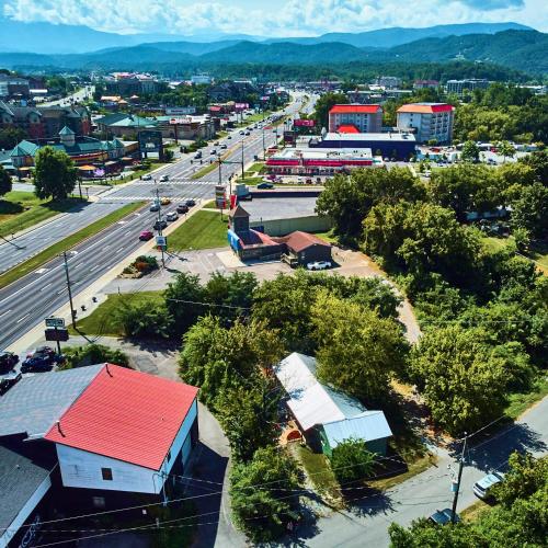 Steps from Downtown Pigeon Forge Parkway + Private Hottub and firepit - Wifi - Firefly Bungalows in Pigeon Forge, USA