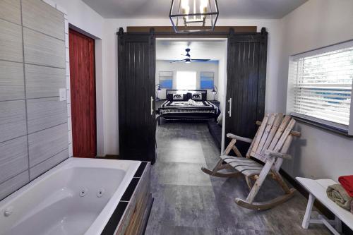 Steps from Downtown Pigeon Forge Parkway + Private Hottub and firepit - Wifi - Firefly Bungalows in Pigeon Forge, USA