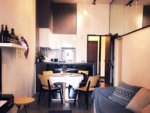 Charming Bedroom - next to train station at Est Bangsar, Kuala Lumpur