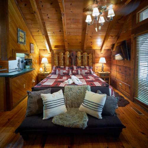 Gatlinburg Area Hottub Cabin - Ladyslipper in Sevierville, USA