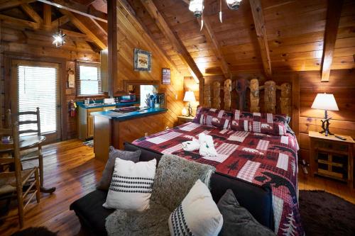 Gatlinburg Area Hottub Cabin - Ladyslipper in Sevierville, USA