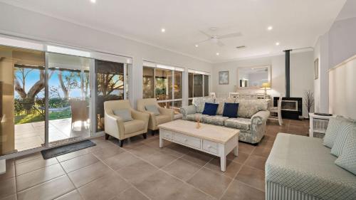 Sunset Beach Luxury 24 in Port Stephens
