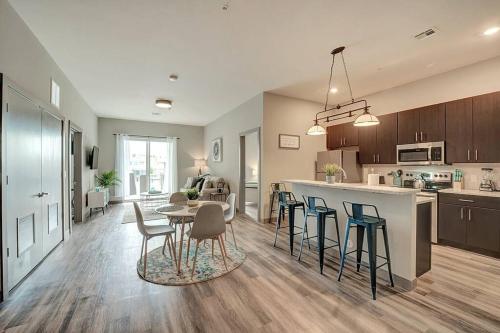 Huge 2 Bed 2 Bath Easy ride to NYC & Parking in Hackensack, USA