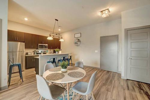 Huge 2 Bed 2 Bath Easy ride to NYC & Parking in Hackensack, USA