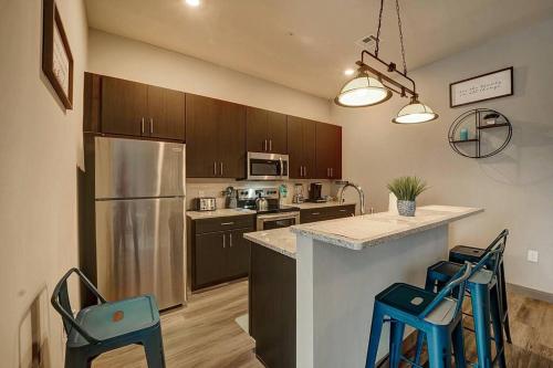 Huge 2 Bed 2 Bath Easy ride to NYC & Parking in Hackensack, USA