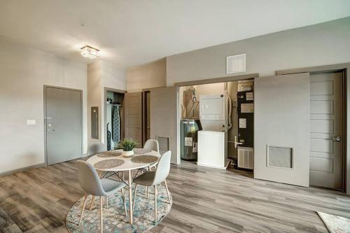 Huge 2 Bed 2 Bath Easy ride to NYC & Parking in Hackensack, USA