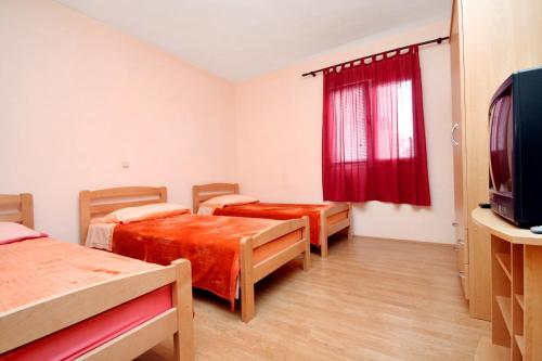 Apartments by the sea Posedarje Novigrad - 6240 - image 10