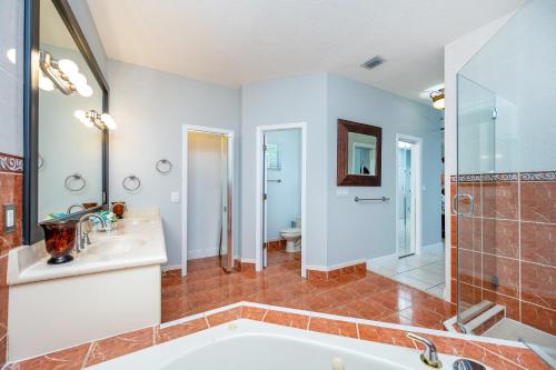 Cheerful 3 bedrooms residential home with parking. in Tamiami